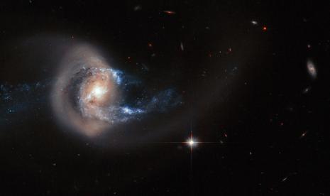 Gambar dari teleskop luar angkasa Hubble menunjukkan dua galaksi yang tampak bertabrakan tetapi sebenarnya hanya tumpang tindih secara kebetulan. 