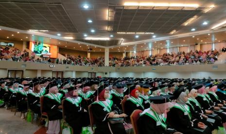 Institut Ilmu Alquran (IIQ) Jakarta menggelar Wisuda Sarjana ke-23, Magister ke-16, dan Doktor ke-2 serta Dies Natalis ke-45 di gedung Universitas Terbuka Convention Center (UTCC) Tangerang Selatan, Kamis (15/9/2022). 