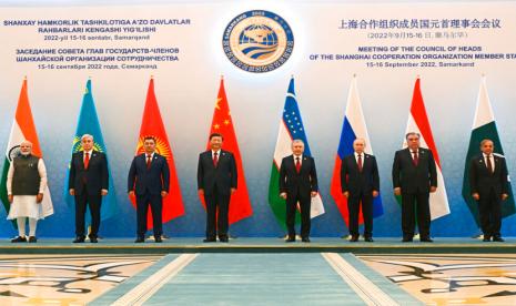 Dari kiri: Perdana Menteri India Narendra Modi, Presiden Kazakhstan Kassym-Jomart Tokayev, Presiden Kirgistan Sadyr Japarov, Presiden China Xi Jinping, Presiden Uzbekistan Shavkat Mirziyoyev, Presiden Rusia Vladimir Putin, Presiden Tajik Emomali Rakhmon, dan Perdana Menteri Pakistan Shahbaz Sharif berpose untuk foto sebelum KTT Organisasi Kerjasama Shanghai (SCO) di Samarkand, Uzbekistan, Jumat, 16 September 2022.