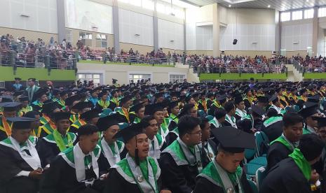 Lepas 2.913 wisudawan, Rektor Universitas Islam Sultan Agung (Unissula) tekankan pentingnya nilai Birrul Walidain atau perbuatan baik/bakti anak kepada  kedua orang tuanya untuk mendapatkan kebahagiaan.