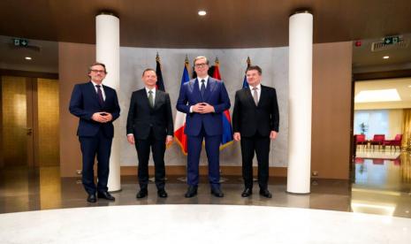 Presiden Serbia Aleksandar Vucic, kedua kanan, berpose dengan utusan Uni Eropa Miroslav Lajcak, kanan, penasihat Kanselir Jerman Olaf Scholz, Jens Plettner, kiri, dan penasihat Presiden Prancis Emmanuel Macron, Emanuel Bonne, di Beograd, Serbia, Jumat, 9 September 2019. 9, 2022. Tim perunding Uni Eropa bertemu dengan Presiden Serbia Aleksandar Vucic untuk membahas arah negosiasi lebih lanjut mengenai Kosovo.