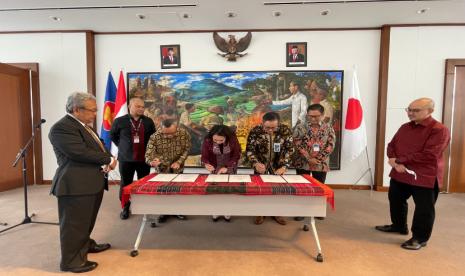 KBRI Tokyo melalui Indonesia Small and Medium Enterprises (SME) Center Tokyo berkolaborasi dengan Bank Indonesia (BI) Tokyo, BNI Tokyo, Garuda Indonesia Tokyo dan Pertamina Tokyo serta Japnas Sinergi Nusantara membentuk Indonesia Trading House di Tokyo, Rabu (21/9/2022).