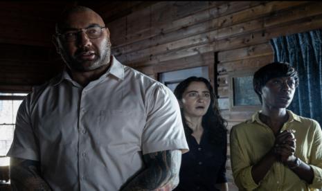 Aktor Dave Bautista (kiri) tampil di cuplikan film Knock at the Cabin. Bautista merasa lega sudah tidak lagi terikat dengan Marvel. Selama 10 tahun terakhir, Bautista menjadi pemeran karakter Drax the Destroyer.