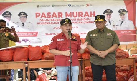 Gubernur Kalteng Sugianto Sabran saat membuka Pasar Penyeimbang dan Pasar Murah dalam menekan laju inflasi, di Kecamatan Baamang  Sampit, Kabupaten Kotawaringin Timur, Ahad (25/9/2022).