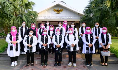 Ibu Negara, Iriana Joko Widodo, bersama anggota Organisasi Aksi Solidaritas Era Kabinet Indonesia Maju (OASE KIM) bertolak menuju Provinsi Nusa Tenggara Timur (NTT) untuk melakukan kunjungan kerja pada, Rabu (28/9/2022). 