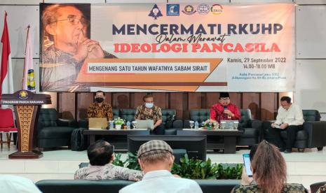 Wakil Kepala Badan Pembinaan Ideologi Pancasila (BPIP ) Dr. Drs. Karjono, S.H., M.Hum menjadi narasumber pada acara Seminar Mencermati Rancangan Kitab Undang-Undang Hukum Pidana (RKUHP) dalam memahami Ideologi Pancasila di Universitas Kristen Indonesia, Jakarta, Kamis, (29/9/2022). 