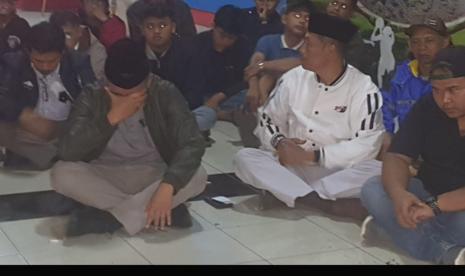 Menteri Koordinator bidang Pembangunan Manusia dan Kebudayaan (Menko PMK) Muhadjir Effendy, menangis sesenggukan pada saat meminta Aremania menahan diri.