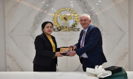 Ketua DPR RI Puan Maharani saat bertukar cenderamata usai  pertemuan bilateral Parlemen Indonesia-Inggris di Ruang Pimpinan DPR, Gedung Nusantara III, Senayan, Selasa (4/10/2022). 