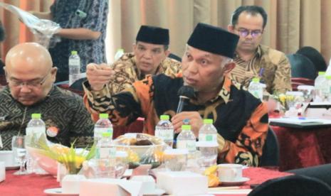 Gubernur Sumbar, Buya Mahyeldi selaku Penanggung Jawab Tim Koordinasi Penanggulangan Kemiskinan (TKPK) Provinsi Sumbar saat membuka secara resmi Rapat Koordinasi Penanggulangan Kemiskinan di Sumbar Tahun 2022, yang digelar oleh Badan Perencanaan Pembangunan Daerah (Bappeda) Sumbar di Ballroom Pagaruyuang, Hotel Balairung, Jakarta, Kamis (6/10/2022).