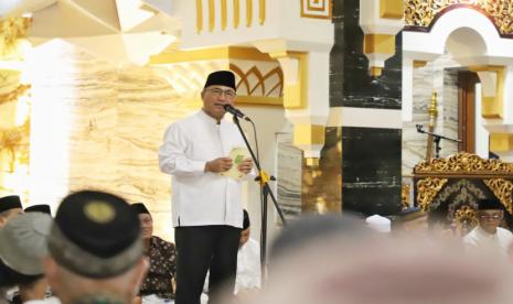 Penjabat Bupati Musi Banyuasin Apriyadi hadiri Perayaan Maulid Nabi Muhammad SAW 1444 Hijriyah / 2022 dengan tema “Nabi Muhammad SAW Contoh Terbaik dalam Hidup Kita” di Masjid Abdul Kadim Desa Epil Kecamatan Lais, Kamis (6/10/2022) malam.