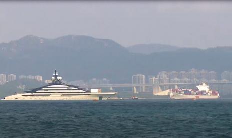 Dalam gambar yang diambil dari cuplikan video yang dijalankan oleh TVB, megacht Nord, kiri, bernilai lebih dari $500 juta, terlihat di lepas Pulau Hong Kong di luar Pelabuhan Victoria pada Jumat, 7 Oktober 2022. Superyacht yang terhubung dengan taipan Rusia Alexey Mordashov telah berlabuh di Hong Kong minggu ini di tengah langkah pemerintah Barat untuk menyita kapal pesiar yang terhubung dengan pengusaha Rusia yang terkena sanksi.