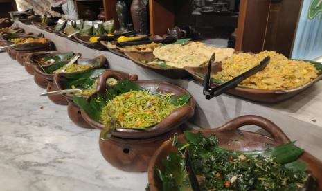 Aneka makanan tradisional terhidang di restoran. Makanan tradisional mengandung zat gizi untuk kesehatan masyarakat.