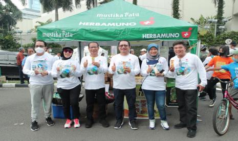 Warga Jakarta meriahkan pentas seni budaya Maluku utara hasil kolaborasi antara Pertamina, Himpunan Keluarga Maluku Utara (HIKMU) dan Kemendes PDTT sebagai bentuk dukungan Gerakan Nasional Bangga Buatan Indonesia di arena Car Free Day (CFD) Bundaran Hotel Indonesia Jakarta Ahad (9/10/2022).