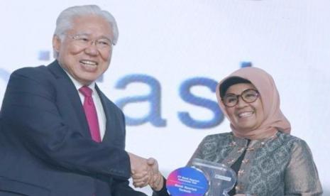 Direktur Risk Management BSI Tiwul Widyastuti (kanan pertama) mewakili PT Bank Syariah Indonesia Tbk menerima penghargaan sebagai Bank Syariah Terbaik dalam penghargaan Investor Daily Summit 2022.  Penghargaan ini tidak lepas dari kinerja yang positif dan kontribusi BSI dalam membangun Islamic Ecosystem di Tanah Air, serta kontribusi BSI dalam mengembangkan perbankan syariah tanah air.