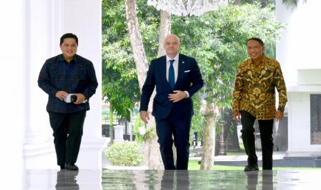  Menteri BUMN Erick Thohir (kiri) mendampingi Presiden Induk Asosiasi Sepak Bola Dunia (FIFA) Gianni Infantino  saat melakukan pertemuan dengan Presiden Joko Widodo di Istana Merdeka, Jakarta, Selasa (18/10/2022). Dalam pertemuan tersebut Pemerintah Indonesia dan FIFA sepakat untuk melakukan transformasi menyeluruh sepak bola Indonesia serta memastikan semua aspek pertandingan berjalan sesuai dengan standar keamanan yang ditetapkan FIFA. 