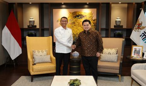 Menteri Badan Usaha Milik Negara (BUMN) Erick Thohir, menerima kunjungan Penjabat (Pj) Gubernur DKI Jakarta Heru Budi Hartono di kantor Kementerian BUMN, Jakarta, Rabu (19/10/2022) pagi.