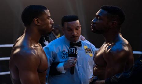 Aktor Michael B Jordan (kiri) tampak berada di atas ring sebagai pemeran Adonis Creed untuk menghadapi Jonathan Majors (Anderson Dame) dalam duel yang diawasi Tony Weeks sebagai wasit dalam film Creed III. Sebagai sutradara Creed III, Jordan tak ingin kisah Adonis Creed terhenti di film ketiga.