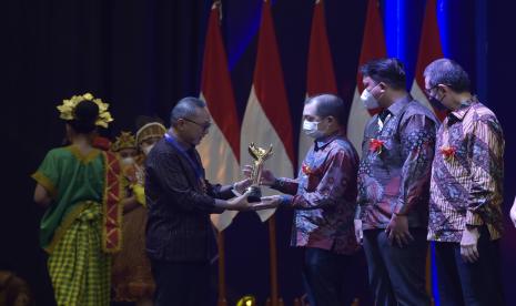 Menteri Perdagangan Zulkifli Hasan memberikan penghargaan Primaniyarta dan Primaduta 2022 sebagai bentuk apresiasi dan motivasi bagi pelaku ekspor. Disaksikan Presiden Joko Widodo, penghargaan diberikan langsung oleh Mendag Zulkifli Hasan pada saat pembukaan Trade Expo Indonesia (TEI) Ke-37 hari ini, Rabu (19/10) di Indonesia Convention Exhibition (ICE) Bumi Serpong Damai (BSD), Tangerang, Banten.