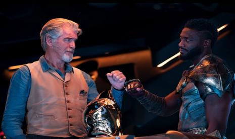 Pierce Brosnan (kiri) ketika memerankan karakter Dr Fate dan Aldis Hodge sebagai Hawkman di film Black Adam.