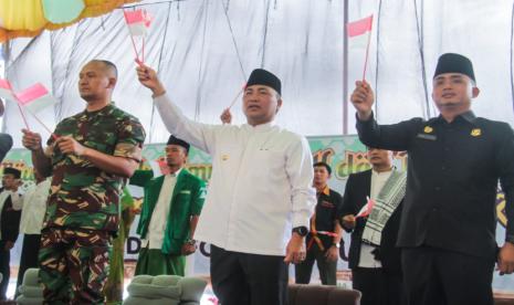  Dipusatkan di Lapangan Lapangan H Basir Simpang B2 Kecamatan Sungai Lilin, peringatan Hari Santri Nasional Pondok Pesantren di Kabupaten Muba berlangsung meriah.