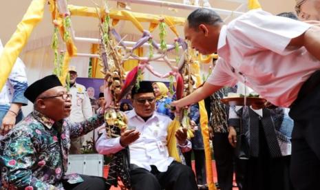 Gubernur Kalimantan Selatan (Kalsel) Sahbirin Noor atau akrab disapa Paman Birin menghadiri tradisi budaya Banjar Baayun Maulid di Bumi Cahaya Selamat (BCS) Martapura, Kabupaten Banjar pada Rabu (26/10/2022).