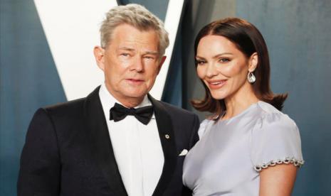 Musisi David Foster dan istrinya Katharine McPhee menghadiri 2020 Vanity Fair Oscar Party yang dihelat setelah penyelenggaraan 92nd annual Academy Awards di Beverly Hills, California, AS, 9 February 2020. Pasangan selebritas ini terpaut usia 34 tahun.