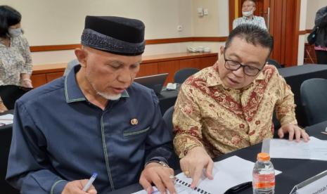 Gubernur Sumbar, Buya Mahyeldi saat memaparkan mengenai inovasi dan strategi dalam melaksanakan layanan informasi publik yang dilaksanakan Pemprov Sumbar, dalam Presentasi Uji Publik, yang dilaksanakan oleh Komisi Informasi Pusat, di Redtop Hotel, Pecenongan, Jakarta, Selasa (1/11/2022).