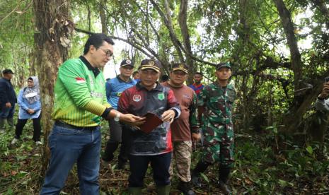 Pj Bupati Muba H Apriyadi bersama Dandim 0401 Muba Letkol Arm Dede Sudrajat SH di Taman Kota Sekayu.