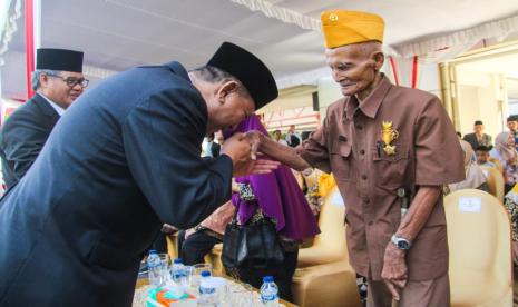 Pemerintah Kabupaten Musi Banyuasin (Muba) menggelar upacara peringatan Hari Pahlawan ke-77, di Halaman Kantor Bupati Musi Banyuasin, Kamis (10/11/2022). 