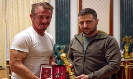 Dalam foto ini disediakan oleh Kantor Pers Kepresidenan Ukraina, Presiden Ukraina Volodymyr Zelenskyy (kanan) berpose dengan aktor AS Sean Penn setelah menerima patung Oscar yang diraih Penn dan memberikan gelar Order of Merit, III selama pertemuan mereka di Kyiv, Ukraina, Selasa, 8 November 2022.