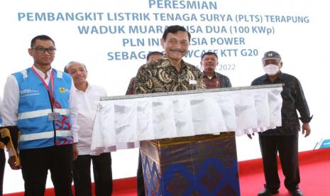 Menteri Koordinator Bidang Kemaritiman dan Investasi Republik Indonesia, Luhut Binsar Pandjaitan, meresmikan Pembangkit Listrik Tenaga Surya (PLTS) Terapung Waduk Muara Nusa Dua milik PLN Group. 