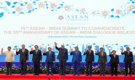 Dari kiri ke kanan, Presiden Filipina Ferdinand Marcos, Jr., Perdana Menteri Singapura Lee Hsien Loong, Perdana Menteri Thailand Prayuth Chan-ocha, Perdana Menteri Vietnam Pham Minh Chinh, Wakil Presiden India Jagdeep Dhankhar, Perdana Menteri Kamboja Hun Sen, Presiden Indonesia Joko Widodo, Sultan Hassanal Bolkiah dari Brunei, Perdana Menteri Laos Phankham Viphavanh, dan Ketua DPR Malaysia Azhar Azizan Harun melambai untuk foto bersama pada KTT ASEAN - India (Perhimpunan Bangsa Bangsa Asia Tenggara), di Phnom Penh, Kamboja, Sabtu, 12 November 2022.