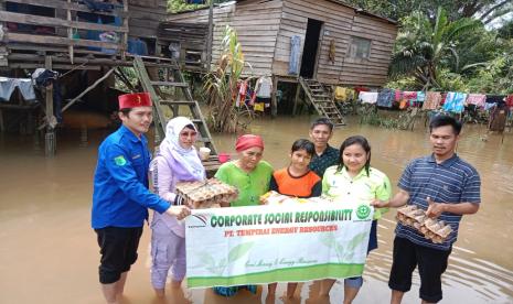 Sebanyak 250 rumah warga terendam akibat banjir yang terjadi di Kecamatan Tungkal Jaya mendapatkan evakuasi dan pertolongan dari Pemkab Musi Banyuasin (Muba).