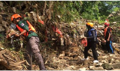 Dalam memperingati Hari Pahlawan Nasional (10 November) Lazgis bersama relawan gabungan dari 35 instansi di kota Bekasi merayakan hari istimewa ini dengan melakukan kegiatan positif “Napak Tilas Pahlawan, Bersih Kali Bekasi” pada Sabtu (12/11/22).