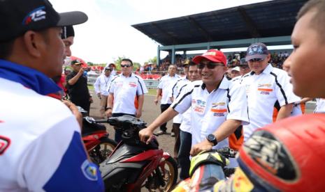  Rony Aja, Atlet Pusat Pendidikan dan Latihan Pelajar Daerah (PPLP-D) Kabupaten Musi Banyuasin (Muba) tampil luar biasa pada ajang Skyland Prix Open 2022, di Sirkuit Internasional Skyland Sekayu, Ahad (20/11/2022).