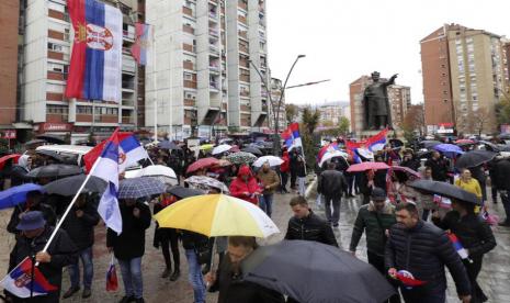 Warga Serbia Kosovo mengibarkan bendera Serbia selama protes di Mitrovica, Kosovo, Minggu, 6 November 2022. Beberapa ribu etnis Serbia pada hari Minggu berunjuk rasa di Kosovo setelah sengketa pelat nomor kendaraan memicu pemogokan Serbia dari pekerjaan mereka di institusi Kosovo dan peningkatan yang sedang berlangsung. ketegangan yang berasal dari konflik tahun 1990-an.