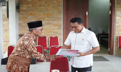 Setelah berkoordinasi dengan Forkopimda di Sumsel terkait persoalan ilegal drilling dan refinery, Pj Bupati Muba H. Apriyadi Mahmud melaporkan persoalan ilegal drilling dan refinery ke Kepala Staf Kepresidenan Jenderal (Purn) TNI Dr. H. Moeldoko, S.I.P, Kamis (24/11/2022). 