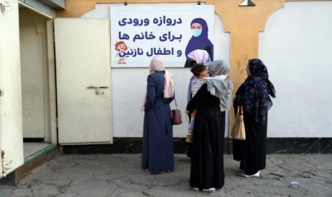 Wanita Afghanistan berdiri di luar taman hiburan, di Kabul, Afghanistan, Kamis, 10 November 2022. Taliban telah melarang wanita menggunakan pusat kebugaran dan taman di Afghanistan, Kamis, 10 November. Aturan tersebut, yang mulai berlaku minggu ini, adalah dekrit terbaru kelompok itu yang menindak hak dan kebebasan perempuan. Perlakuan Taliban ke Perempuan Afghanistan Bisa Dianggap Kejahatan Kemanusiaan