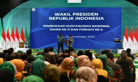  Buka Munas KAHMI, Wapres Ingatkan Jangan Ada Kursi Melayang. Foto:  Wakil Presiden Ma’ruf Amin saat meresmikan Pembukaan Musyawarah Nasional XI Korps Alumni Himpunan Mahasiswa Islam (Munas XI KAHMI), di Palu, Sulawesi Tengah, Jumat (25/11). 