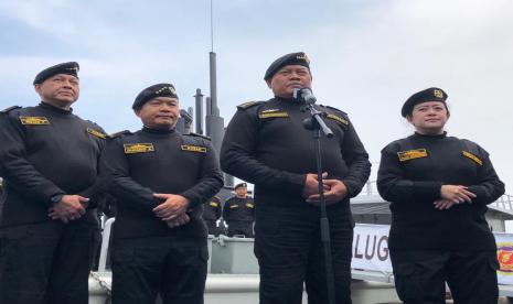 Kepala Staf Angkatan Laut (KSAL) Laksamana TNI Yudo Margono usai menyematkan brevet Hiu Kencana kepada Ketua DPR RI Puan Maharani, Kepala Staf Angkatan Darat (KSAD) Jenderal Dudung Abdurachman, Kepala Staf Angkatan Udara (KSAU) Marsekal Fadjar Prasetyo, dan Kapolri Jenderal Pol Listyo Sigit Prabowo. Kemudian, Wakil Kepala Staf Angkatan Laut (WKSAL) Laksdya Ahmadi Heri Purwono, serta anggota 1 BPK RI N Adhi Suryadyana di kapal selam KRI Alugoro-405 yang sedang bersandar di Dermaga 100 Tanjung Priok, Jakarta Utara, Senin (28/11/2022).