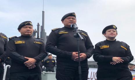 Kepala Staf Angkatan Laut (KSAL) Laksamana TNI Yudo Margono usai menyematkan brevet Hiu Kencana kepada Ketua DPR RI Puan Maharani, Kepala Staf Angkatan Darat (KSAD) Jenderal Dudung Abdurachman, Kepala Staf Angkatan Udara (KSAU) Marsekal Fadjar Prasetyo, dan Kapolri Jenderal Pol Listyo Sigit Prabowo. Kemudian, Wakil Kepala Staf Angkatan Laut (WKSAL) Laksdya Ahmadi Heri Purwono, serta anggota 1 BPK RI N Adhi Suryadyana di kapal selam KRI Alugoro-405 yang sedang bersandar di Dermaga 100 Tanjung Priok, Jakarta Utara, Senin (28/11/2022).