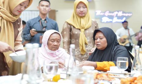 Momen sungguh sangat mengharukan pertemuan ibu dan anaknya yang telah terpisah sekitar 45 tahun dan akhirnya dipertemukan di Guest House Griya Bumi Serasan Sekate, Senin malam (28/11/2022) saat Welcome Dinner Pj Bupati Muba Apriyadi bersama Bupati Kabupaten Bengkulu Selatan Provinsi Bengkulu.