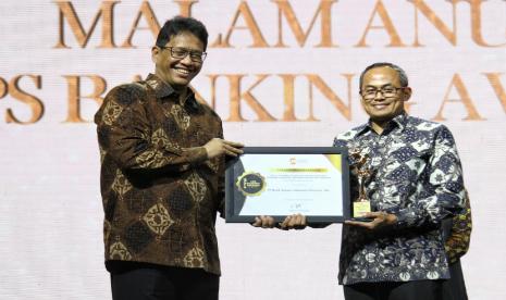 Dipuji LPS, BNI Sabet 3 Penghargaan (ki-ka) Ketua Dewan Komisioner LPS Purbaya Yudhi Sadewa dan Direktur Human Capital & Compliance BNI Mucharom dalam Malam Anugerah LPS Banking Award 2022 di Jakarta, Selasa (29/11/2022).  BNI diganjar 3 penghargaan  antara lain The Best Bank Dalam Penyampaian Informasi Program Penjaminan LPS yang Paling Inisiatif dan Aktif Menyosialisasikan Peran, dan Fungsi LPS, The Best Bank yang Teraktif Dalam Praktik Green Banking, serta The Best Bank yang Teraktif Dalam Kegiatan CSR.