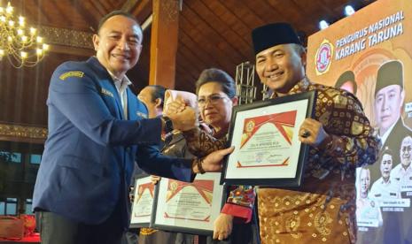 PJ Bupati Muba Apriyadi meraih  penghargaan Satyalancana Aditya Karya Mahatva Yodha (AMKY) Tahun 2022 dari Pengurus Nasional Karang Taruna.