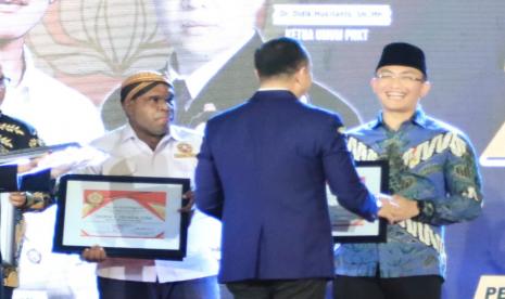  Ketua Karang Taruna Provinsi Banten Andika Hazrumy menerima penghargaan Karang Taruna yaitu Satyalancana Aditya Karya Mahatva Yodha (AKMY) dalam perhelatan Malam Penganugerahan AKMY Award 2022 sebagai rangkaian dari Bulan Bhakti Karang Taruna (BBKT) 2022 di Pendopo Wali Kota Surakarta, Jawa Tengah, Rabu (30/11/2022) malam. 