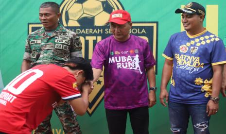 Usai menyaksikan laga final yang sangat sengit antara Klub Babat Supat dengan Klub Bayung Lencir, Pj Bupati Muba Apriyadi secara resmi menutup pergelaran turnamen Kejuaraan Daerah Sepak Bola Bupati Cup 2022 Jumat (2/12/2022) sore berlangsung di Stadion Serasan Sekate, Sekayu, Kabupaten Musi Banyuasin.