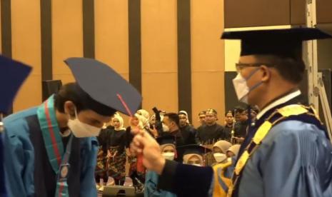  Wisuda menjadi salah satu momen yang ditunggu oleh mahasiswa, karena pada akhirnya resmi dilantik dan mendapat gelar setelah penuh perjuangan untuk lulus. 