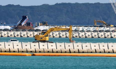 Pekerjaan penimbunan berlangsung di distrik Henoko di Nago, prefektur Okinawa, Jepang selatan, 14 Desember 2018. Pemerintah Jepang telah memutuskan untuk menimbun laut di dekat distrik Henoko sebagai bagian dari proyek relokasi pangkalan militer AS yang kontroversial, meskipun ditentang keras oleh gubernur Okinawa dan penduduk setempat.