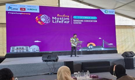 Direktur Infrastruktur Ekosistem Syariah  Komite Nasional Ekonomi dan Keuangan Syariah (KNEKS), Dr Sutan Emir Hidayat SpP MBA membuka resmi Muslim Lifefair di Bandung Convention Centre, Jumat (9/12).