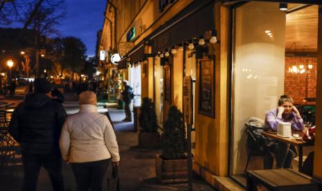 Seorang wanita duduk di sebuah kafe di Odesa, Ukraina, 22 Oktober 2022. Pasukan Rusia pada 24 Februari memasuki wilayah Ukraina, memulai konflik yang memicu kehancuran dan krisis kemanusiaan.